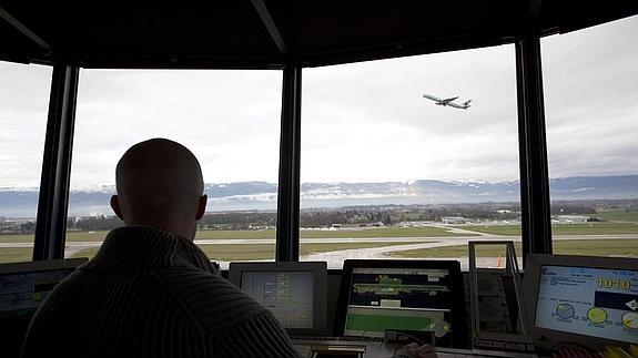 Un controlador aéreo en su puesto de trabajo.