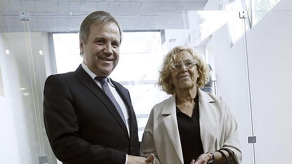 Manuela Carmena junto a Antonio Miguel Carmona.