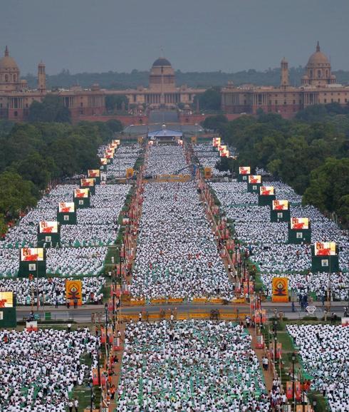 Decenas de miles de personas celebran el Día Mundial del Yoga en Nueva Delhi, en la India.