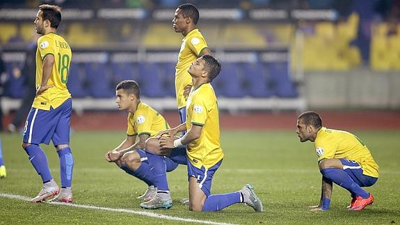 Los jugadores de Brasil, durante la tanda de penaltis. 