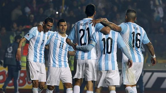 Los argentinos celebran un gol. 