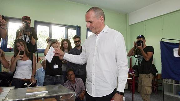 Varoufakis, en el momento de depositar su voto. 