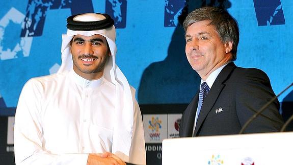 Al Thani (i) estrecha la mano del inspector jefe de la FIFA Harold Mayne-Nicholls. 