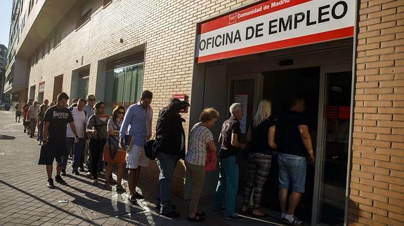Cola para entrar a una oficina de empleo de Madrid. 