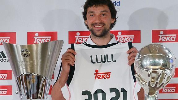 Llull posa con su camiseta y los títulos conseguidos. 