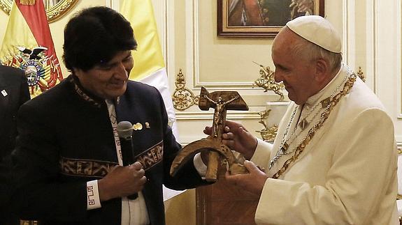 El papa Francisco (d), junto al presidente boliviano, Evo Morales.