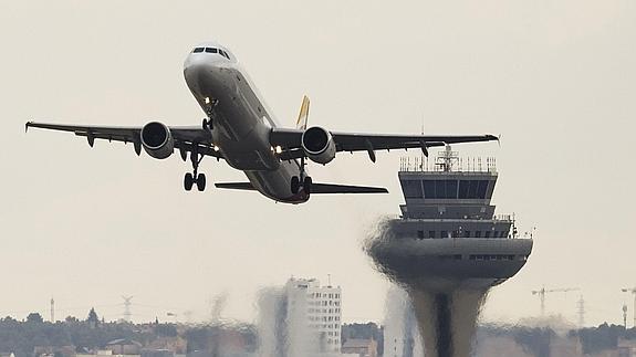 Un avión despega desde el aeropuerto Adolfo Suárez Madrid - Barajas.