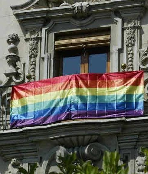 Bandera del colectivo gay colocada en el balcón del Ayuntamiento de Jaén.