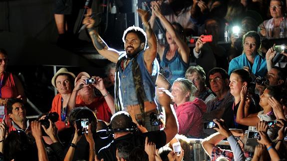 Lenny Kravitz, paseando entre la multitud durante el concierto.
