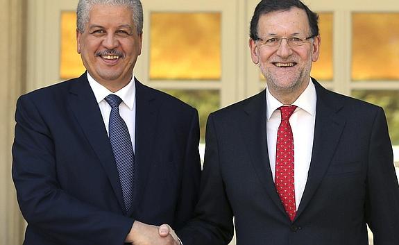 El presidente del Gobierno español, Mariano Rajoy (d), y el primer ministro de Argelia, Abdelmalek Sellal (2d), en el Palacio de la Moncloa.