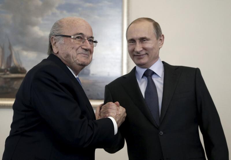 Joseph Blatter, presidente de la FIFA, saluda al máximo mandatario ruso, Vladimir Putin. 