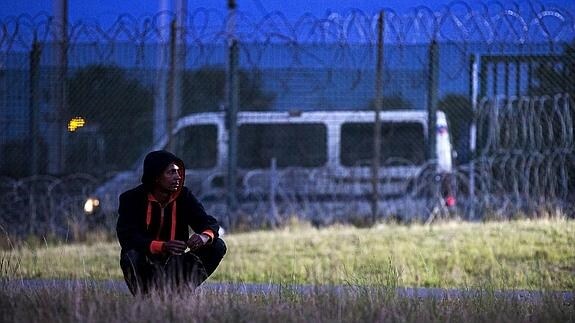 Un inmigrante expulsado a las afueras de Calais.