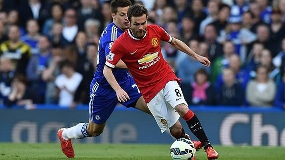 César Azpilicueta (Chelsea) y Juan Mata (Manchester United). 