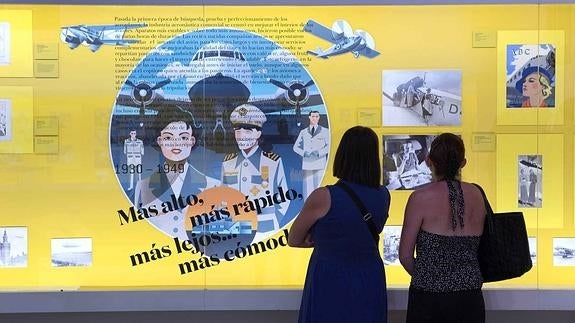 Dos mujeres contemplan la exposición.