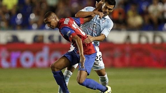 Silva (i), disputa un balón a Cabral. 