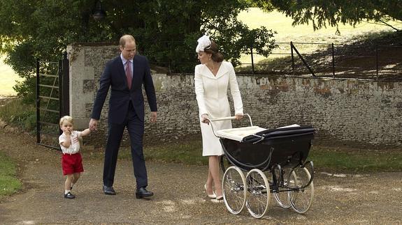 Los duques de Cambridge, junto a sus hijos Jorge y Carlota, durante el bautizo de la pequeña.