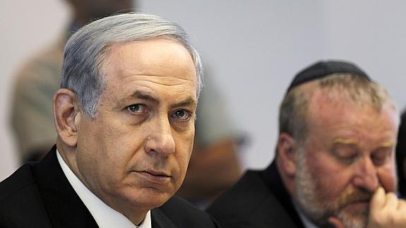 Benjamin Netanyahu (r).