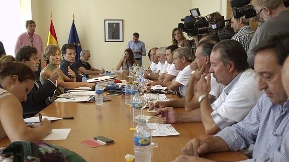 Tejerina se ha reunido con un grupo de ganaderos participantes en la 'Marcha Blanca'. 