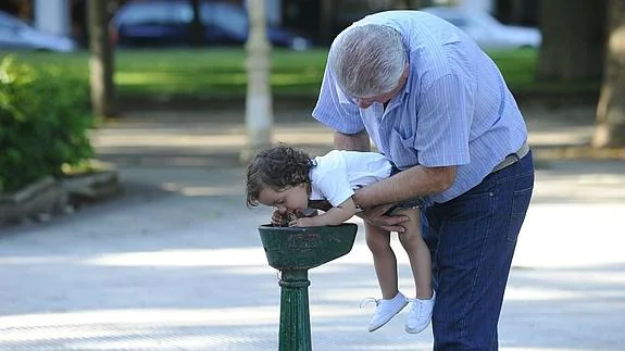 Un abuelo con su nieta. 