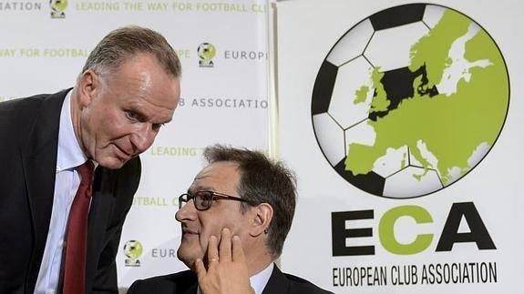 Los presidentes del Bayern y la ECA, Rummenigge (i) y Michele Centenaro (d). 