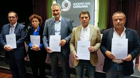 Josep Ramon Bosch (c.), en la presentación del informe. 