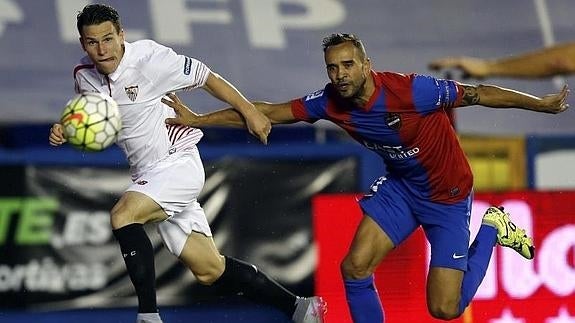 Gameiro (izq.) y Juanfran (der.), durante el partido. 