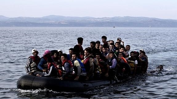 Refugiados llegan en una lancha a la isla griega de Lesbos.