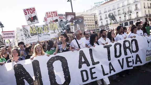 Manifestantes contra el Toro de la Vega en la Puerta del Sol.