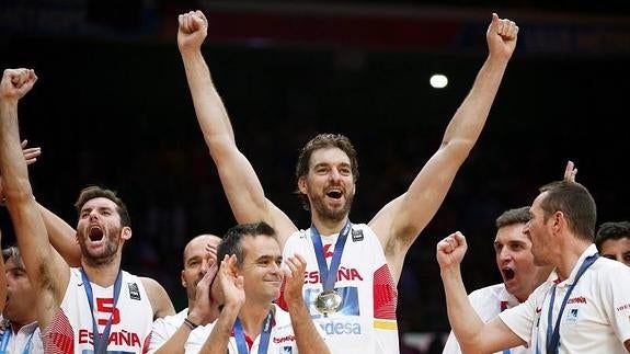 Pau Gasol celebra el título. 