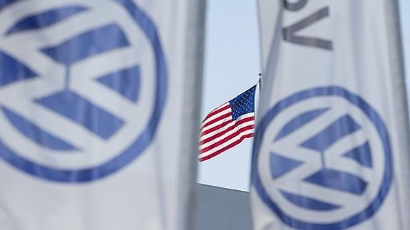 Una bandera de EE UU ondea cerca de un concesionario de Volkswagen. 