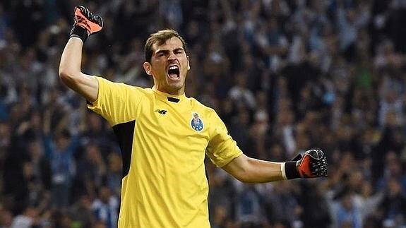 Casillas celebra la victoria del Oporto ante el Chelsea. 