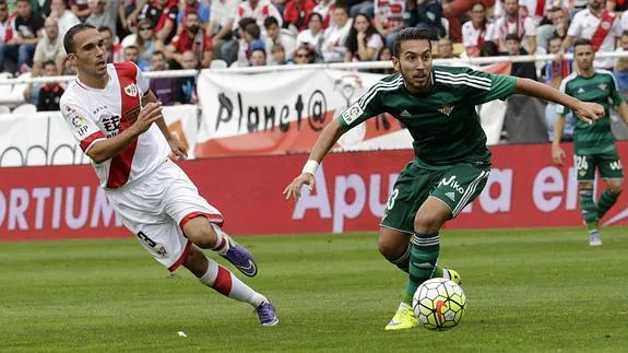 Nacho, del Rayo Vallecano, y Renella, del Betis, durante el partido. 