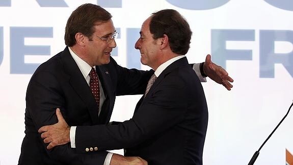 Passos Coelho abraza al viceprimer ministro, Paulo Portas. 