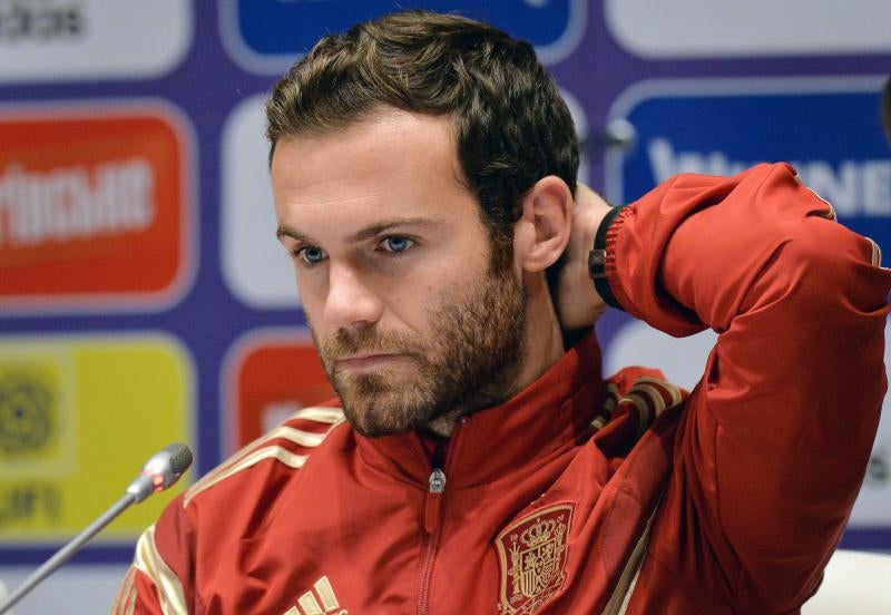 Juan Mata atiende a los medios en Kiev. 