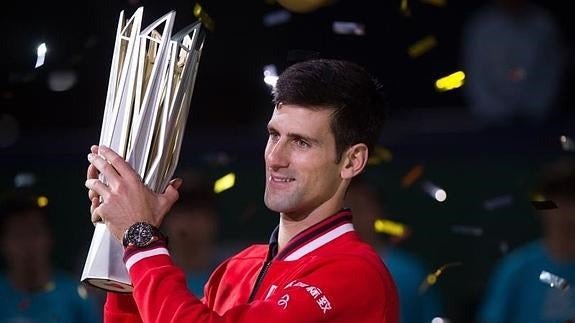 Djokovic posa con el trofeo de campeón. 