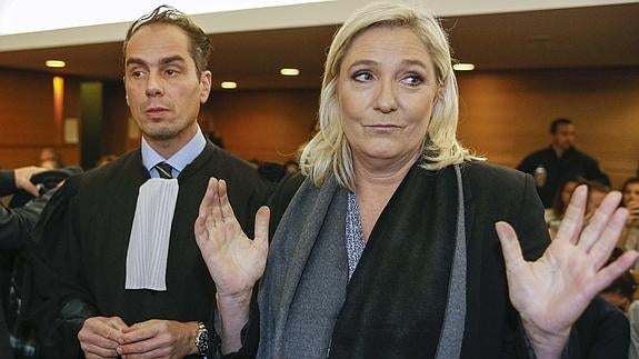 Marine Le Pen, junto a su abogado. 