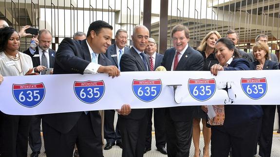 Rafael del Pino (c), presidente de Ferrovial, inaugura la autopista LBJ Express, en Texas.