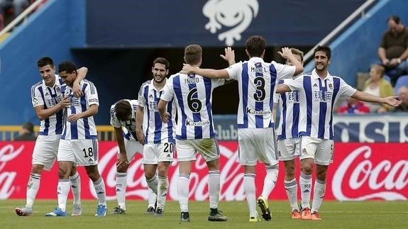 Los jugadores de la Real Sociedad celebran el triunfo. 