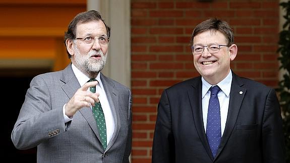 Mariano Rajoy y Ximo Puig posan antes de su reunión en Moncloa.