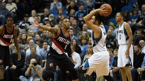 Damian Lillard defiende a Ricky Rubio.