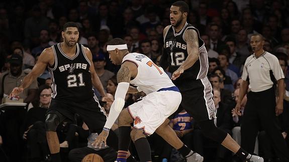 Carmelo Anthony avanza con el balón ante Tim Duncan y LaMarcus Aldridge. 