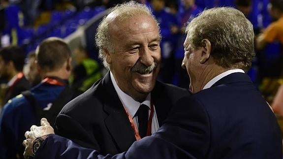 Vicente del Bosque (i) y Roy Hodgson (d) se saludan antes del partido. 