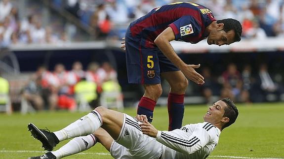 Sergio Busquets y Cristiano Ronaldo, en un clásico. 