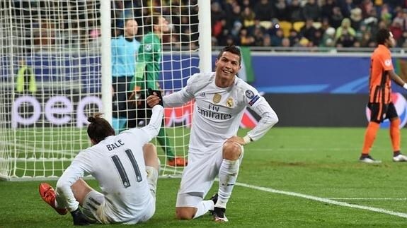 Cristiano Ronaldo y Bale celebran uno de los goles. 