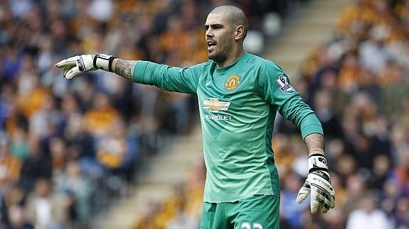 Víctor Valdés, en un partido con el Manchester United. 