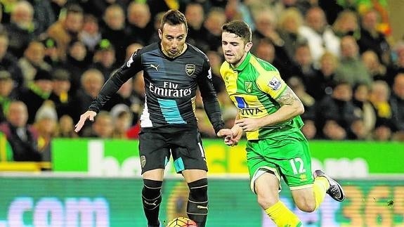Santi Cazorla (i), durante el partido Arsenal-Norwich.