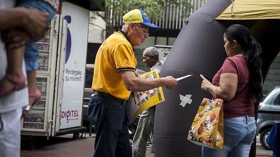 Un puesto informativo en Caracas.