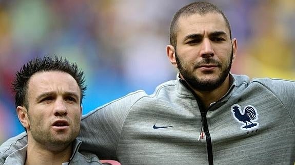 Karim Benzema (d), junto a Mathieu Valbuena en un partido de Francia. 