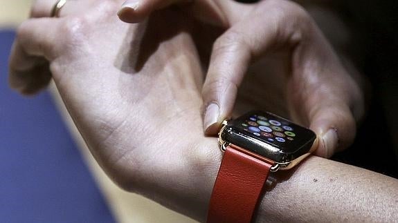 Una mujer con un reloj de Apple.