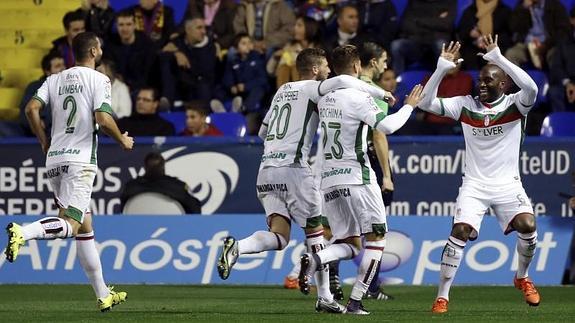 Los jugadores del Granada celebran uno de los goles ante el Levante. 